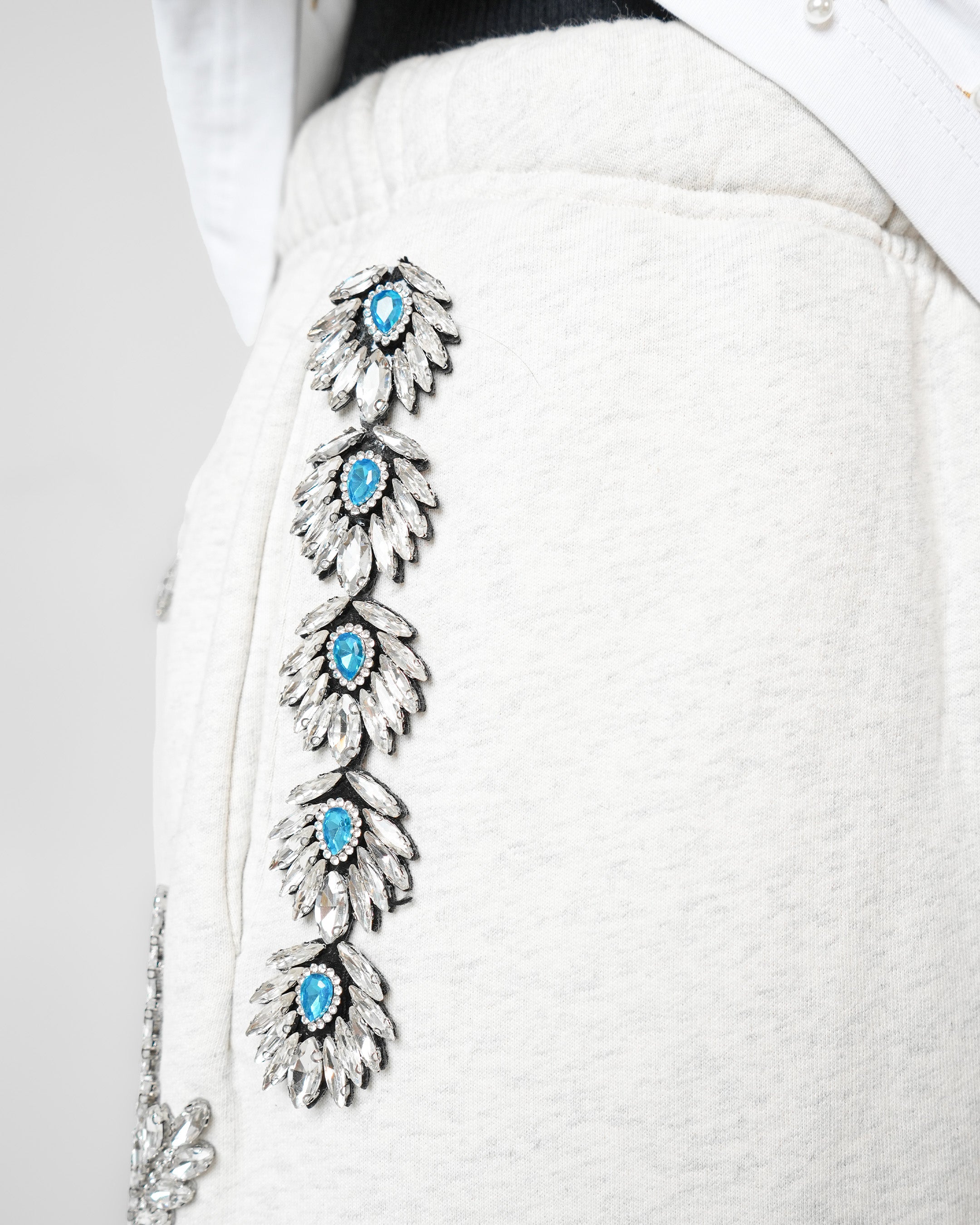 Bloodstone Baroque Crystal Light Grey Short
